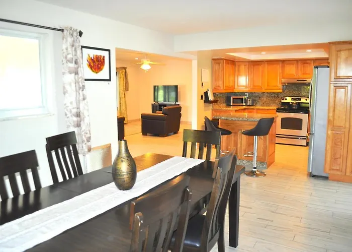 Lovely 3-Bd, Walk To Bars, 9 Min Drive From Beach! Heated Pool.