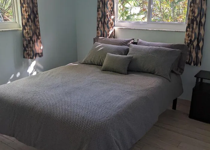 Lovely 3-Bd, Walk To Bars, 9 Min Drive From Beach! Heated Pool.
