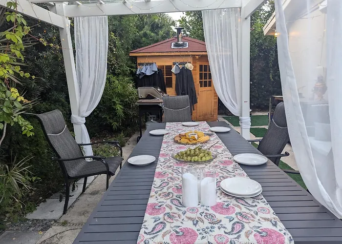 Lovely 3-Bd, Walk To Bars, 9 Min Drive From Beach! Heated Pool.